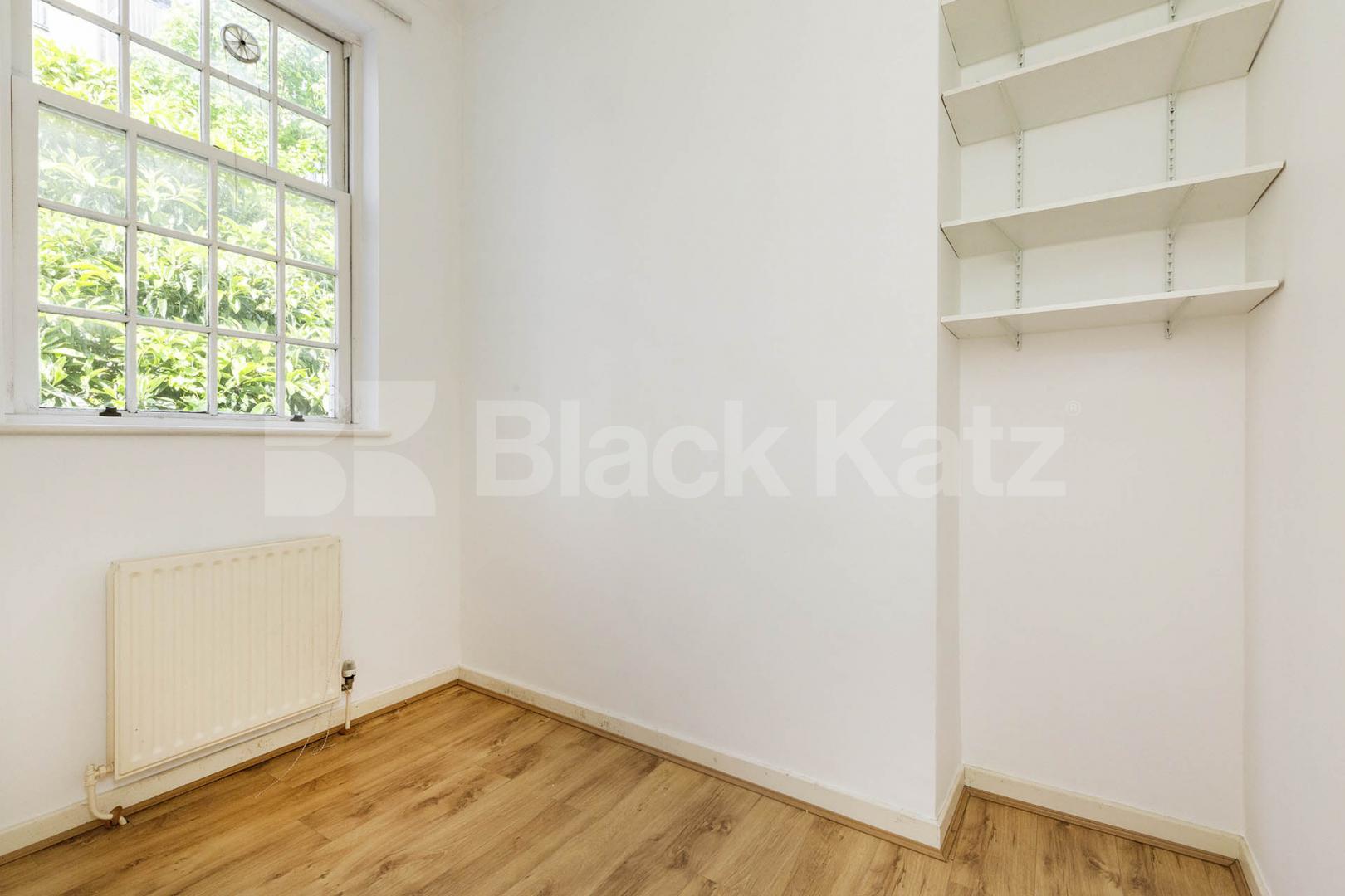 Large lounge, modern kitchen and within a stones throw to Regents Park  Oval Road, Regents Park / Camden